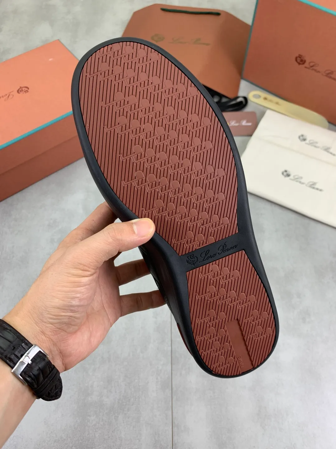 Men's men's shoes 💰P560 New style 💰High quality The latest casual shoes Loro Piana 💯Top grade💯Buy the original copy💯 Founded the existing Loro Piana company on April 24, 1924. It is now the sixth generation of family business, providing top quality products to customers who are discerning in taste and quality. Imported original fly woven fabric with cowhide fabric, plain calfskin lining. Hand-sewn thread with cowhide feet. Original packaging. Number of yards: 38-44 (customized for 45 and 46). 2️⃣ colors available.